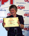 Нинель Крутова с почетным свидетельством о присуждении ей пожизненной пенсии от компании “Джекпот”
