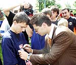 Олег Твердовский оставляет памятный автограф юному хоккеисту