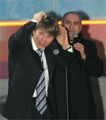 Победитель в номинации FAIR PLAY Павел Колобков примеряет лавровый венок